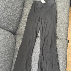 Svarta byxor med utsvängda ben - Säljer ett par svarta byxor med utsvängda ben. De är bekväma.