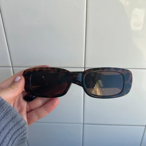  solglasögon💘 - Snygg glasögon med rektangulär form💞