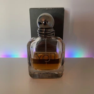 Stronger With You Parfym  - Säljer en elegant flaska av 'Stronger With You' Eau de Parfum från Emporio Armani. Flaskan har en stilren design med en rundad metallkork och rymmer 50 ml av denna populära doft. Finns mer än halva kvar så runt ~30ml kvar. håller länge. köptes i september och har används nästan varje dag! nypris cirka 700kr därav halva priset!