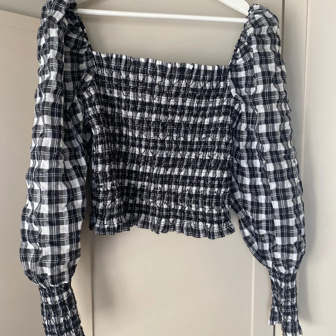 Svartvit rutig offshoulder topp från H&M