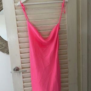 Neonrosa klänning - Neonrosa klänning från asos, aldrig använd men lappar är inte kvar. Använd gärna köp nu🌸