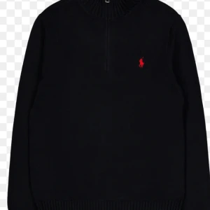 Ralph Lauren tröja - Ralph Lauren tröja Stickad blå tröja Marinblå Zip tröja från Ralph Lauren i storlek 10-12år. Tröjan är använd ett fåtal gånger och ser ut som ny. Pris:250kr