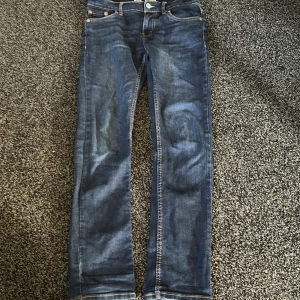 Levis 512 jeans - Snygga Levis 512 jeans i en klassisk blå färg. De har en straight passform och är tillverkade i slitstarkt denim. Perfekta för en avslappnad stil med fem fickor och knappgylf.