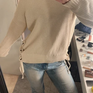 Hm tröja - Sååå fin stickad tröja från hm med knytdetaljer som är så coola och snygga🩷🩷