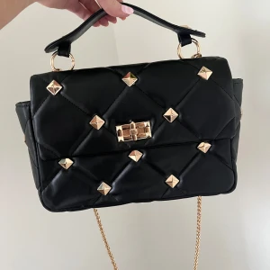 Handväska - Såå fin valentino liknande väska, ej äkta ❤️‍🔥 skriv för fler bilder eller frågor🌟lite repor på själva låset och slitage på handtaget 💞kedja medföljer