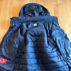 Blå C.P. Company jacka  - Säljer en snygg blå jacka från C.P. Company som passar perfekt till våren. Jackan är inte för tjock och inte för tunn och passar super på våren och hösten. Den är använd cirka 5 gånger av mig och har inga skador någonstans på jackan. Helt enkelt är den som ny. Det är storlek 46 på den, passar perfekt som en storlek M. 