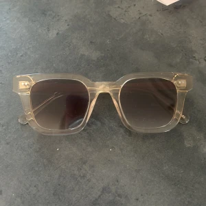 CHIMI modell 04  - Säljer nu mina CHIMI solglasögon som hafts i två år men använts ett fåtal gånger. Modell 04 i färgen  ECRU. Hör av er om ni vill ha fler bilder. Fodral medföljer och pris går att diskutera. Ny pris 1400kr 