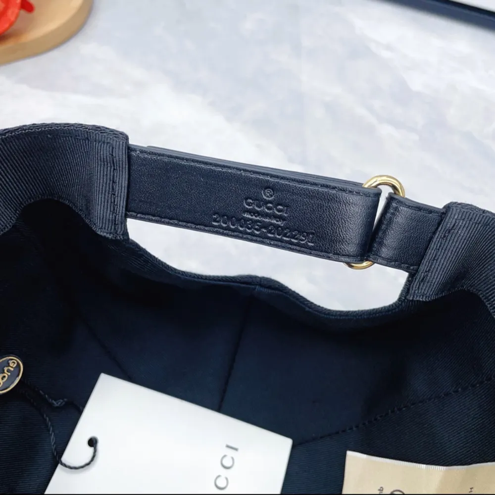 Snygg svart keps med diskret mönster och en randig detalj i grönt och rött på sidan. Perfekt för att ge din outfit en lyxig touch. Justerbar passform för extra komfort. Parfeckt till våren/sommaren skov för funderingar 😉pris kan diskutera vis snabbt köp. Asusteet.