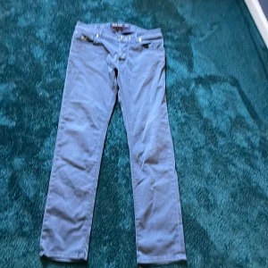 Grå byxor från Jacob Cohen nypris 5000+ - Snygga grå byxor från Jacob Cohën med en klassisk design. Byxorna har knappar och en stilren look som passar perfekt för olika tillfällen. Detaljerad med ett inspirerande citat på insidan.