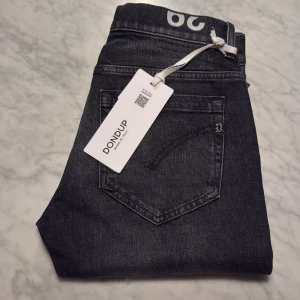 Dondup jeans svarta - Svarta jeans från Dondup De har en klassisk femficksdesign och är perfekta för en stilren look. Midjan är märkt med storlek 29. (Helt nya) nypris 2400kr