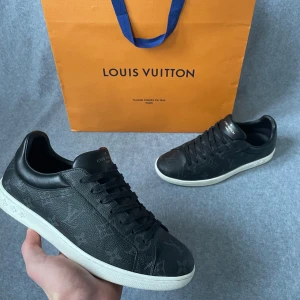 Louis Vuitton skor  - Säljer ett par Louis Vuitton skor som är i storlek 7,5. Sitter som ett par 42or. Hör gärna av dig om du har frågor! 