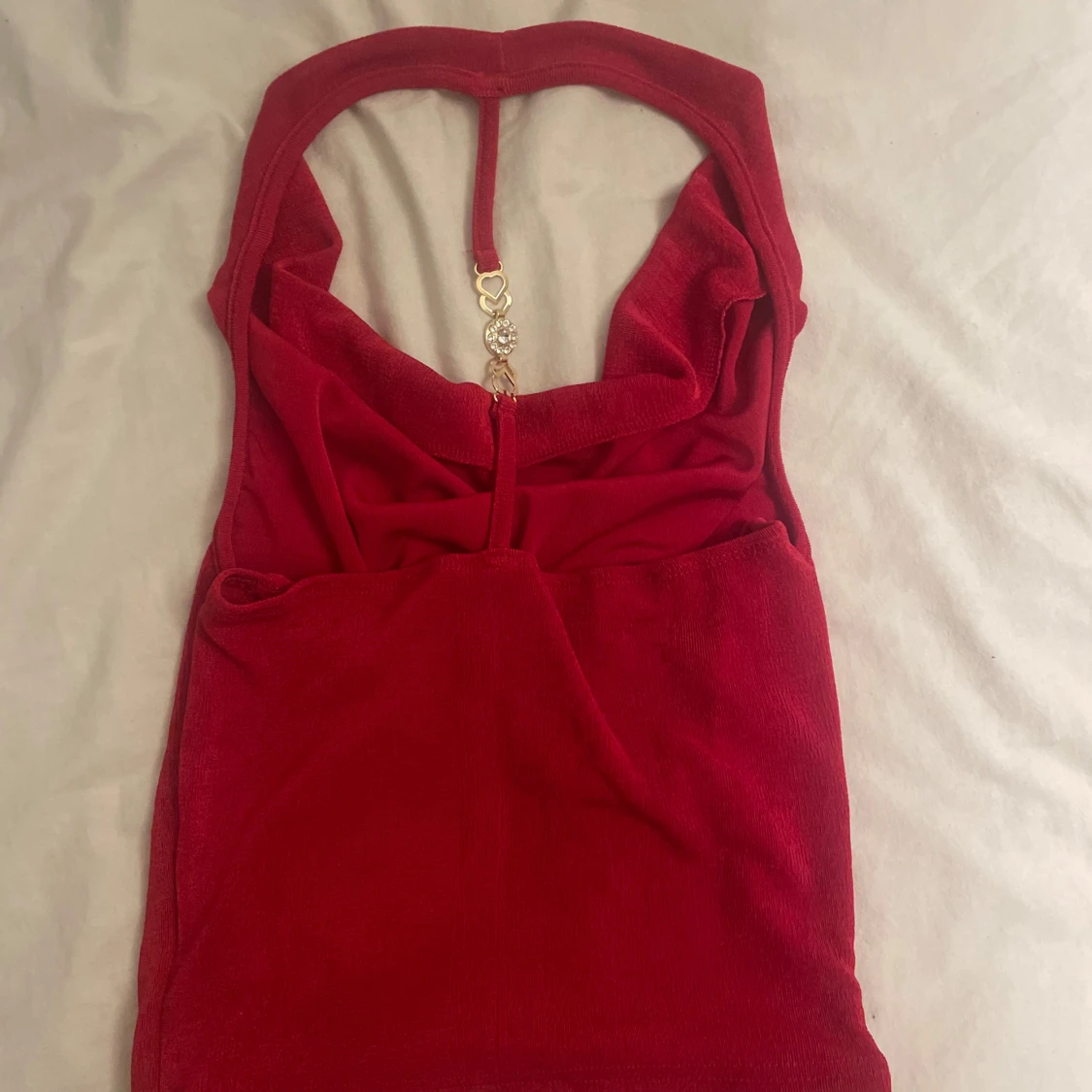 Röd halterneck topp med gulddetaljer - 1