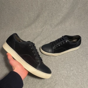 Lanvin skor  - Säljer ett par Lanvins som är i storlek UK 10 som motsvarar 44! Hör gärna av dig om du har några frågor! 