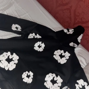 Svart hoodie från denim tears - Säker en äkta,den är använd ungefär 3-4 gånger 