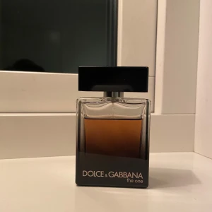Dolce & Gabbana parfym - Säljer denna Dolce & Gabbana the one parfymen i storlek 50ml. Har andvänt den lite grann men fortfarande mycket kvar. Tar byten
