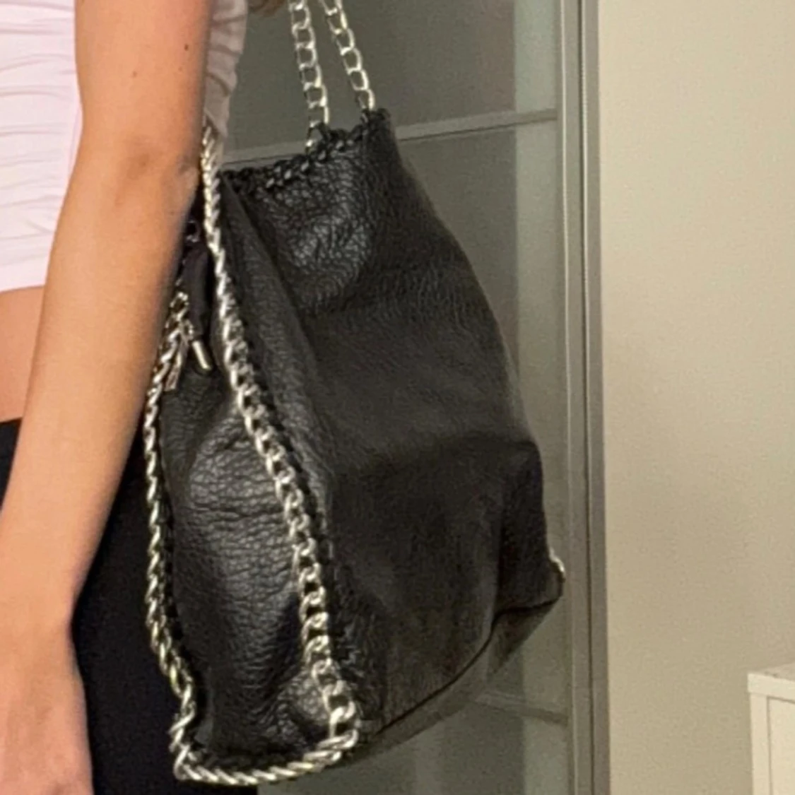 Svart axelväska med kedjedetaljer