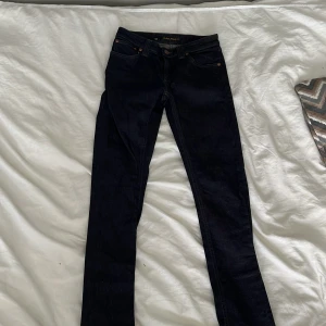 Jeans från Nudie - Säljer nu dessa mörk blåaNudie jeans i fint skick. Klassiska jeans med fyra fickor och sitter fint. Inga defekter på dem vill tilläggas!