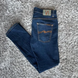 Nudie Jeans Lean Dean - Säljer dessa Nudie Jeans i den populära passformen Lean Dean | Använda men fortfarande grymt skick | Strl:  W32 L32 | Nypris: ~1600kr | Hör av dig vid minsta fundering :)