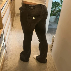 Svarta bootcut jeans från True Religion - Grå Truereligion jeans i modellen Bootcut och midja storlek 28. Aldrig använda! Köpta från butik för 1300kr. Ställ frågor vid funderingar☺️  Miss me jeans i modellen boot, storlek Waist 25.  Alla mått syns på bilderna längst bak  Kolla gärna in våra andra jeans, vi säljer bundels till ett rabatterat pris☺️  Ställ frågor vid funderingar!☺️  #y2k #y2kjeans #missme #missmejeans #truereligion #truereligionjeans #boot #flare #utåtsvängda #lowwaist #lågmidjat #stockholmstil #stockholmstyle #sthlmstyle #t