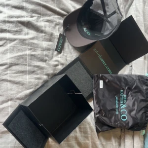 John Hatter & Co keps - Snygg keps från John Hatter & Co med justerbar baksida och meshpaneler. Framtill sitter en metallskylt med texten 'HANGOVER'. Knappt använd. Låda och allt finns till.                         Nypris 999:-