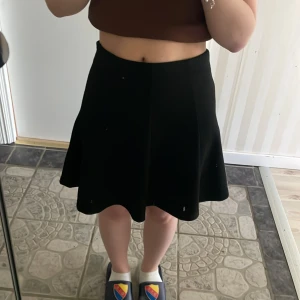 Svart kjol  - Säljer en svart kjol från Primark i storlek 36. Kjolen är i utsvängd form och stängs med dragkedja på vänstra sidan. Jag är 143 så den blir lång på mig, hör av dig om du har några frågor eller vill ha fler bilder