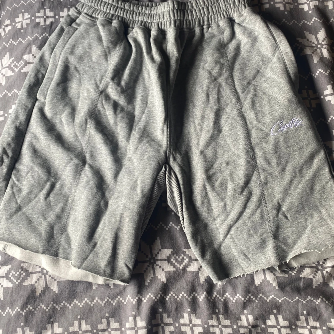 Grå shorts från HMMP med broderad logga