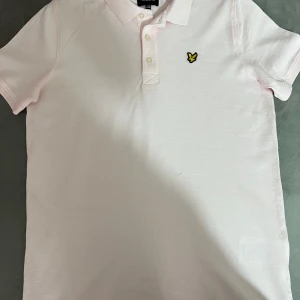 Lyle & Scott piké t-shirt - Säljer en helt ny Lyle & Scott   piké t-shirt.   Perfekt för en sommar stil. Fick den av min pappa men fick inte me den kvitto så jag kunde inte lämna tillbaka tröjan. 
