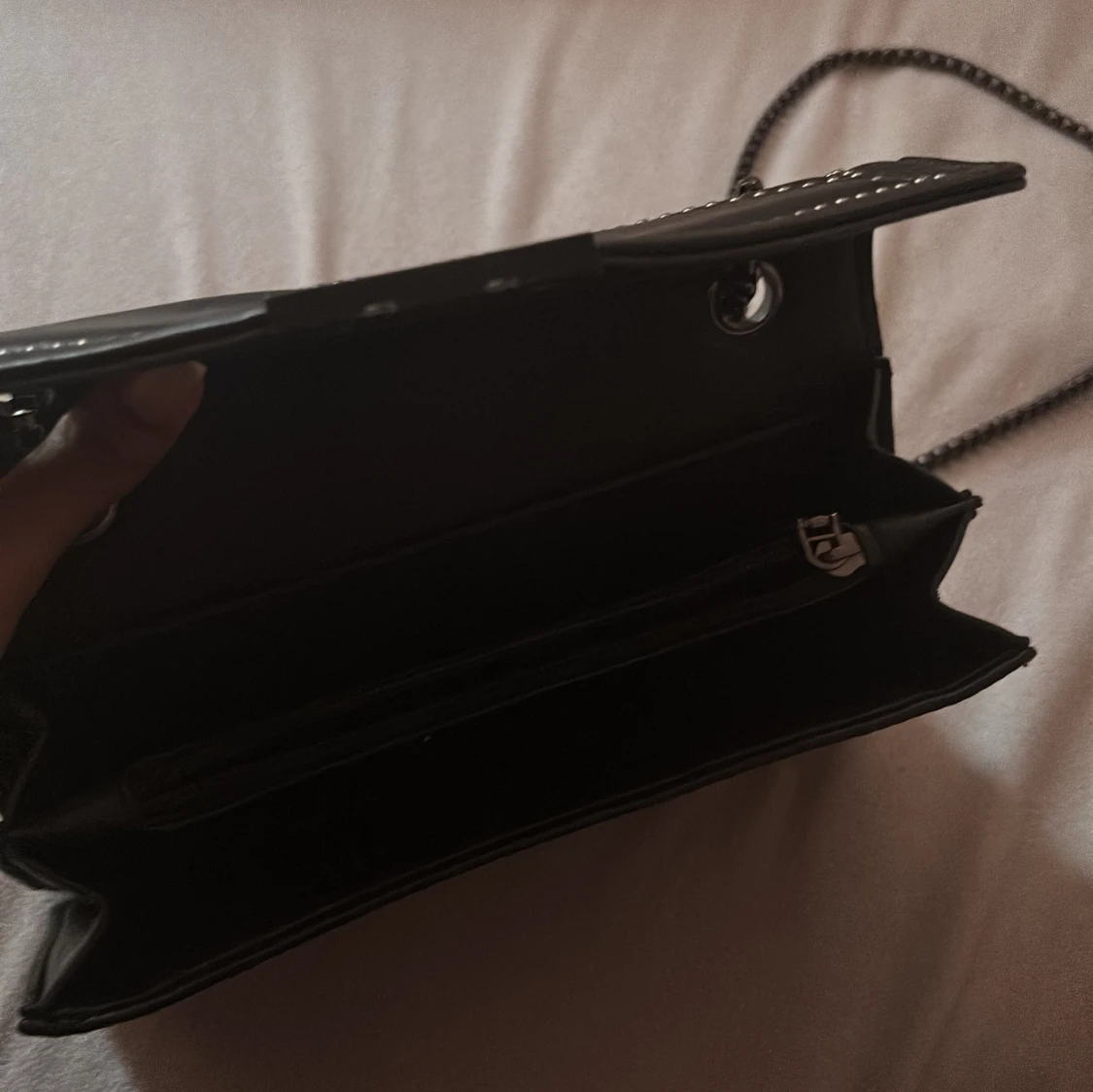 Svart axelväska med nitar - 3