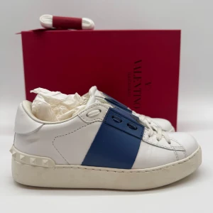 VALENTINO OPEN SNEAKERS - Valentino open sneakers - Skick: 10/10 - Storlek 35,5 sitter som 36 - Tillbehör: Box, kort, extra snören - Nypris 7700kr - deluxecloset 