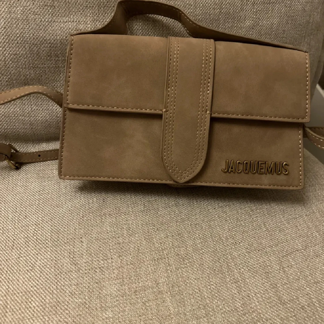 Beige axelväska i mocka