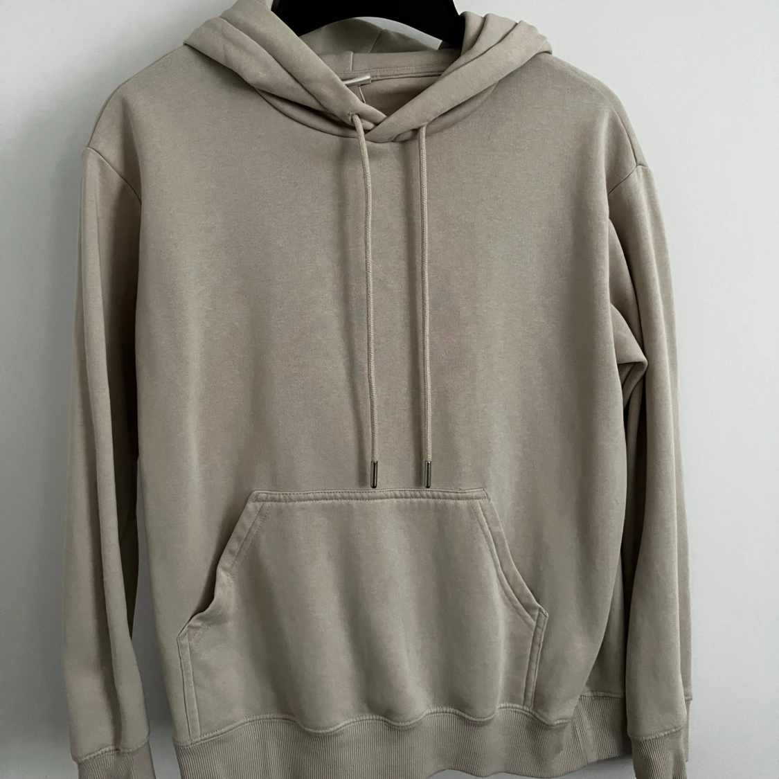 Beige hoodie med ficka