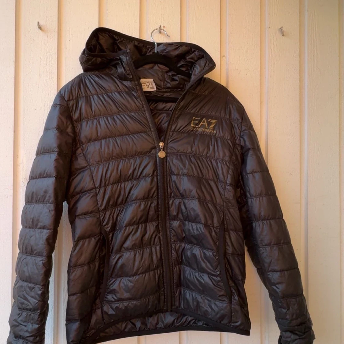 Svart pufferjacka från Emporio Armani EA7