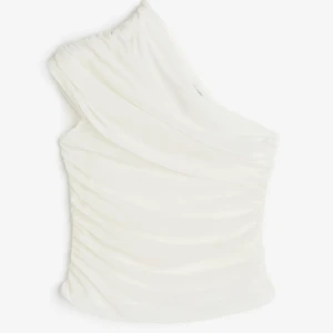 Vit one shoulder topp - Säljer en vit one shoulder topp. Toppen är figurnära och har en snygg asymmetrisk axel. Skriv privat för frågor 💕
