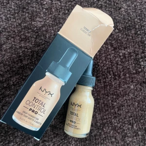 NYX Total Control Pro Foundation Classic Tan - NYX Total Control Pro Foundation i nyansen Classic Tan. Flytande foundation i glasflaska med pipett för enkel dosering. Ger en jämn och naturlig finish. Helt ny, aldrig använd.
