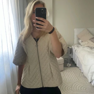 Kortärmad jacka från lindes - Superfin jacka som man både kan ha inomhus och ute!!! Knappt använd och i fint skick✨hör av dig om du har fler frågor elelr vill ha fler bilder✨💕