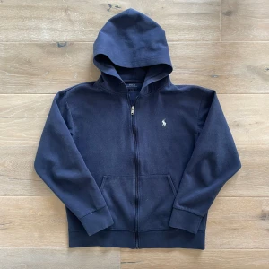 Polo ralph lauren zip hoodie - En väldigt fet marinblå zip hoodie från polo ralph lauren i bra skick. Den är i storlek L men sitter som M, Nypris: 2499 mitt pris: 499 kr hör av er vid frågor