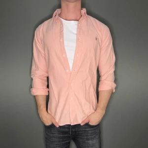Ralph lauren skjorta - Hej säljer nu min fina Ralph lauren skjorta i storlek M. Den är i nyskick och kommer vara otroligt snygg nu i vår och framåt sommaren. Nypris cirka 1600kr! Vi kommer att sälja liknande produkter nu i vår och närmare sommar så glöm inte följa profilen!🌊🍾