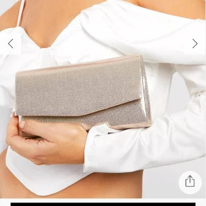 Glittrig kuvertväska i guld SÖKERRRR - Sökerrrr!!!! Om du säljer denna skriv t mig snart för behöver väldigt snart!