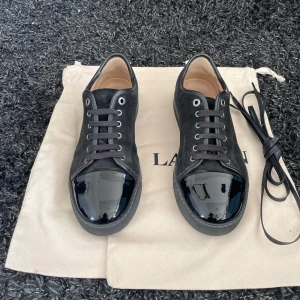 Lanvin Skor - Säljer nu ett par sjuka snygga Lanvin! Skicket är väldigt fint. Priset är inte hugget i sten vid snabb affär☺️ Dustbags och extra snören medföljer. Hör gärna av er om ni har fler frågor!