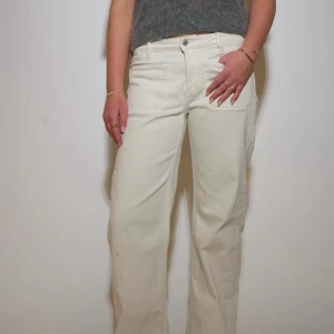 Vita Lågmidjade jeans  - Vita Lågmidjade jeans, Köpenhamn stil, lite mer baggy, ingen fickor på baksidan ⭐️ (produkt 008)