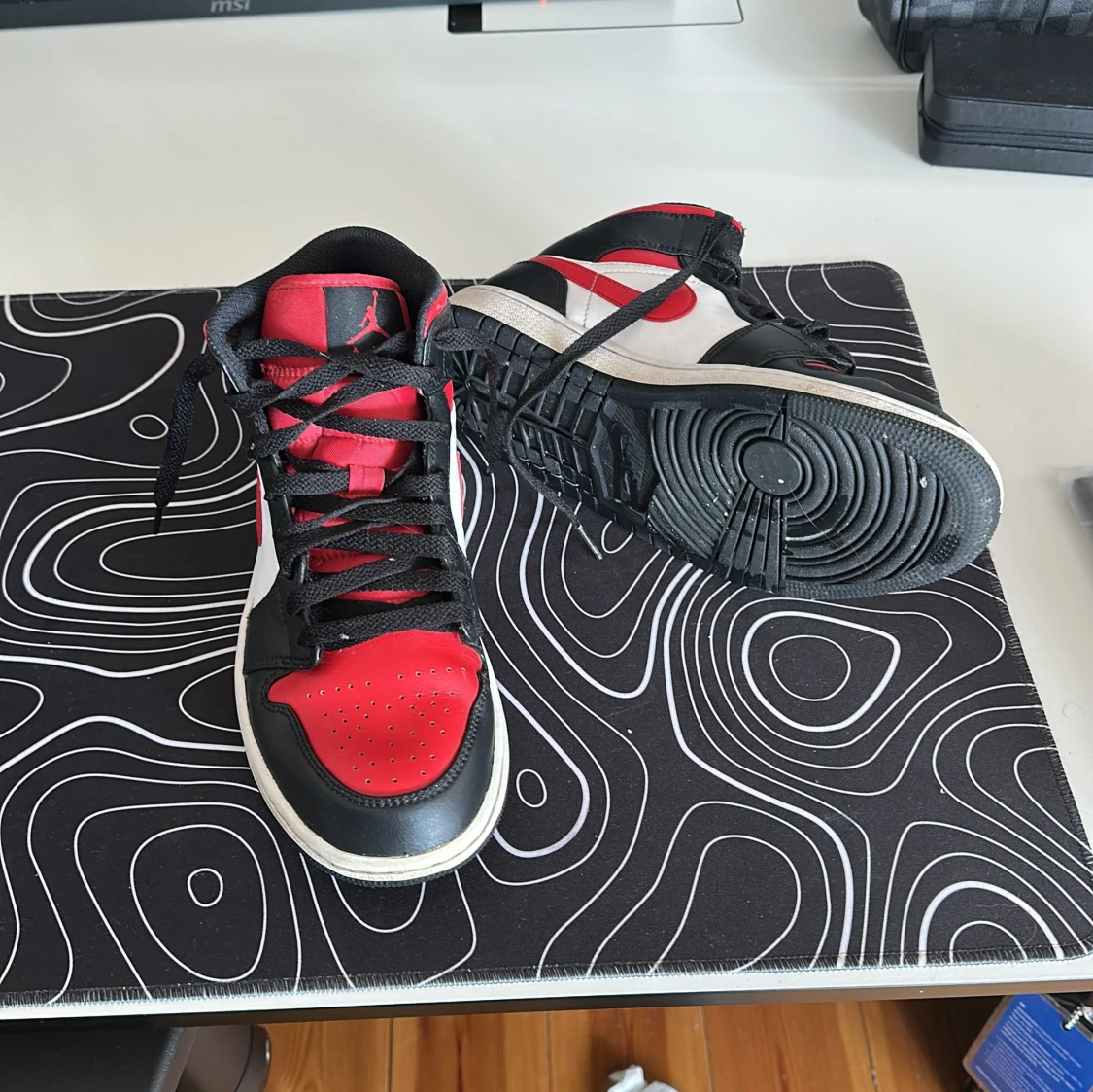 Nike Air Jordan 1 i rött, svart och vitt - 1