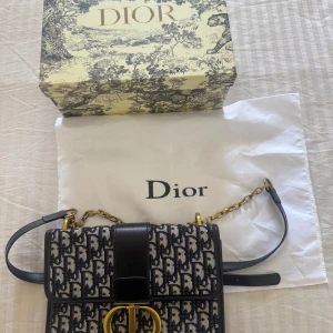 30 montaigne väska  - Säljer min 30 Montaigne väska då den tyvärr inte kommer till användning. Väskan ser i princip ny ut men kan ha några små missfärgningar på kedjan. Har använts max 2 gånger! För frågor är det bara att kontakta mig, kan skickas inom 1-2 dagar. 😊 (EJ ÄKTA) 