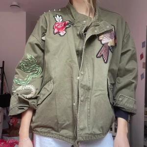 Eftertraktad H&M jacka - Så snygg khaki jacka med applikationer från H&M🥰🥰 Storlek S men är oversized så parka allt från XS-L🌸 Tar emot prisförslag annars är det bara att klicka på ”köp”💕💕💕