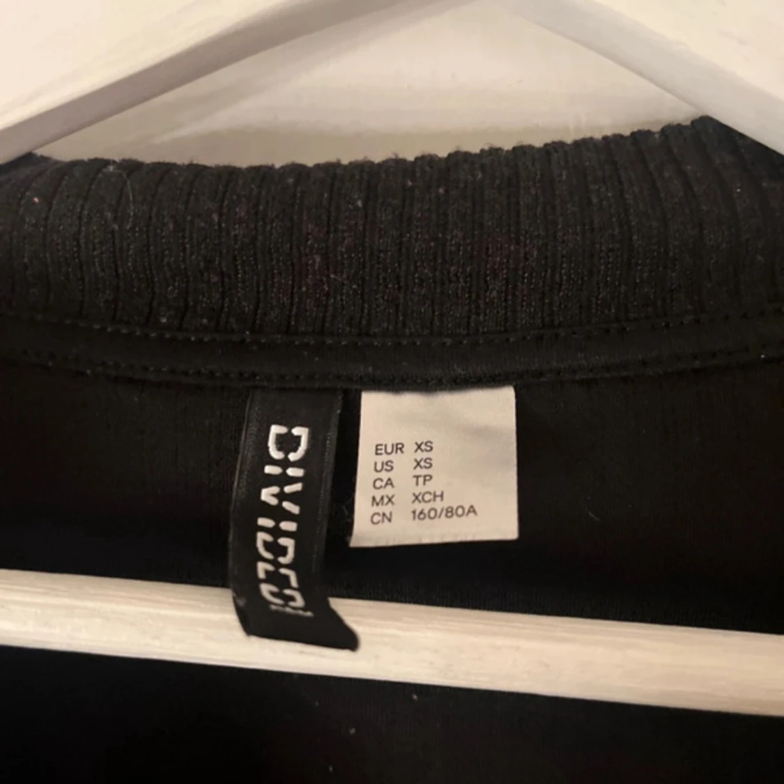 Svart ribbad kofta från Divided - 1