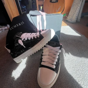 Numeris Pink Denim - Säljer ett par Numeris använda sällan, ser bra ut kommer med två råsa snören så man kan välja hur man vill hade pm för mer info