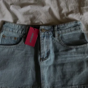 Ljusblå jeanskjol från Edikted - Säljer en ljusblå jeanskjol från Edikted. Kjolen är en kort modell. Säljer för 500 då ny pris är 1050kr