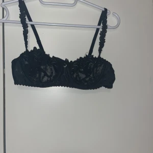 Rintaliivit - Ihanat laadukkaat mustat rintaliivit. Edessä kivaa kuviointia ja keskellä rusetti pienellä korulla. Kaarituet. Säädettävät olkaimet. Koko 80A. Kissatalous MMM, lisätietoja saa kysymällä Katsothan myös muut ilmoitukseni Mikäli hinta ei miellytä tarjoa rohkeasti 