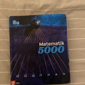 Matematik 5000 3c - Säljer läroboken Matematik 5000 3c från Natur & Kultur. Omslaget är blått med en grafisk illustration av pendlar och en planet. Perfekt för dig som läser matte på gymnasiet och behöver en tydlig och pedagogisk bok.