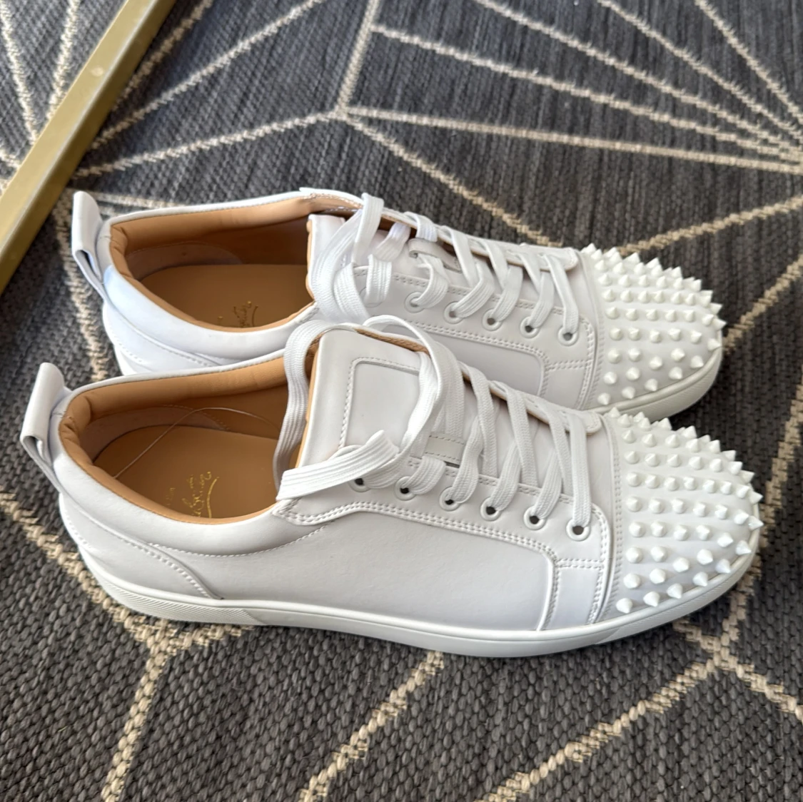 Vita sneakers med nitar från Christian Louboutin - 1