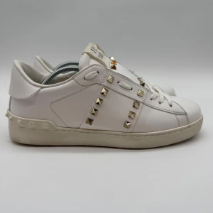 VALENTINO ROCKSTUD SNEAKERS - Valentino rockstud sneakers - Skick: 9,5/10 - Storlek 40 - Tillbehör: Enbart skorna - Nypris 7700kr - deluxecloset 